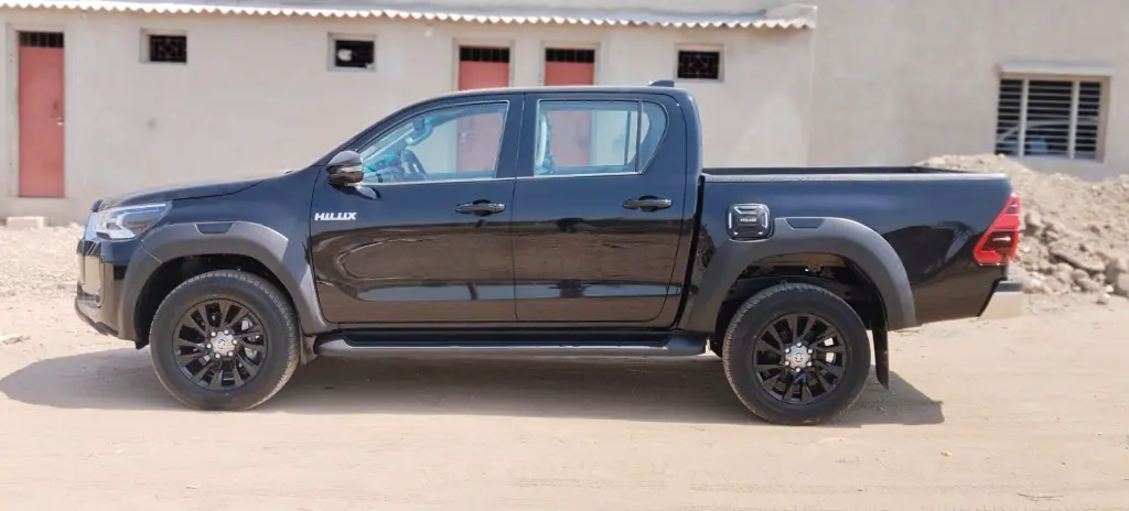TOYOTA HILUX thumbnail 4