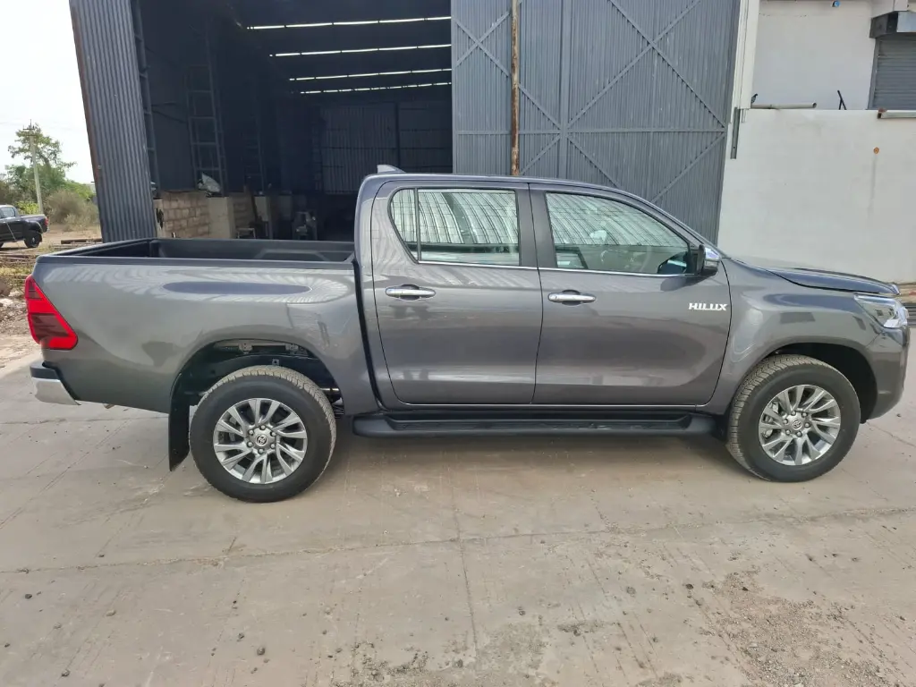 TOYOTA HILUX thumbnail 4