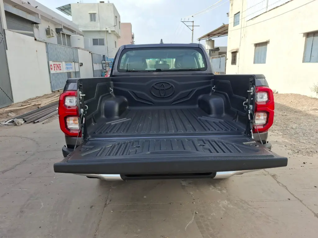TOYOTA HILUX thumbnail 7
