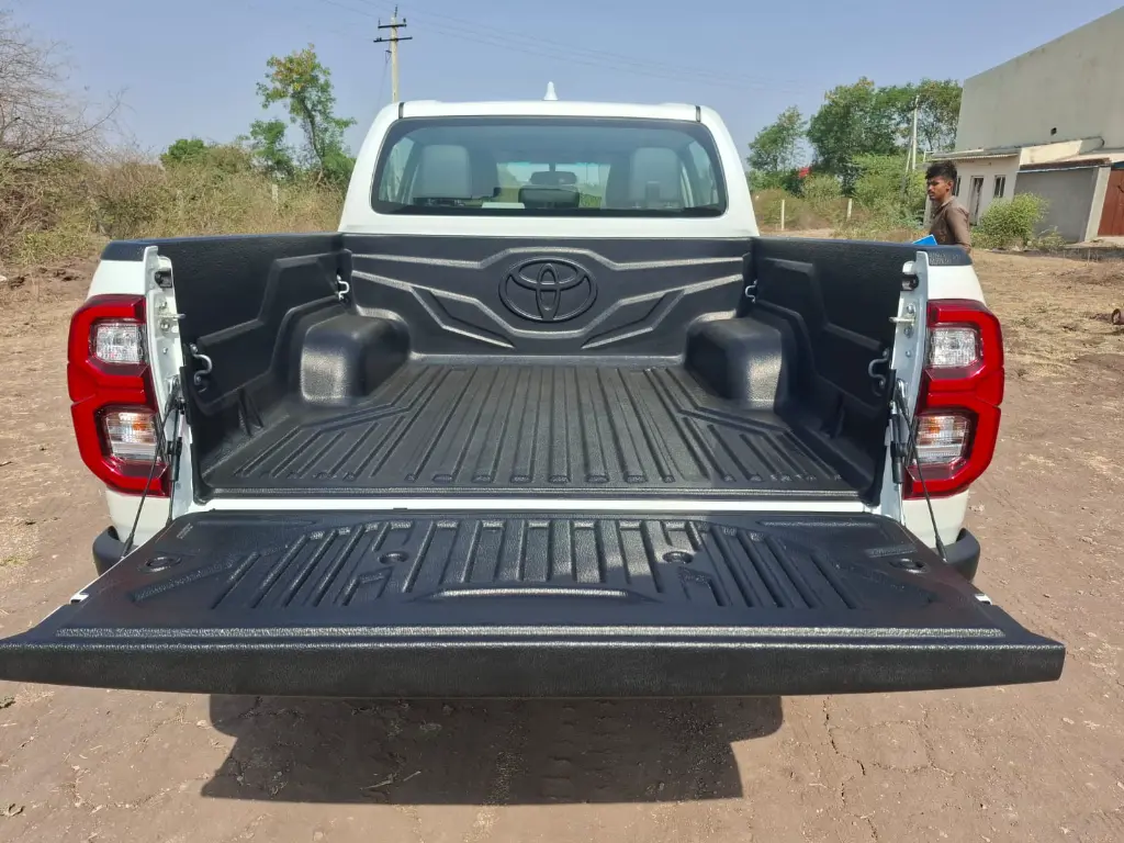 TOYOTA HILUX thumbnail 6