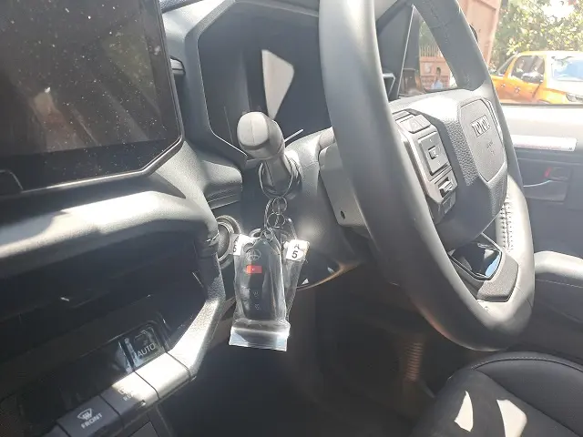 TOYOTA HILUX TRAVO thumbnail 5