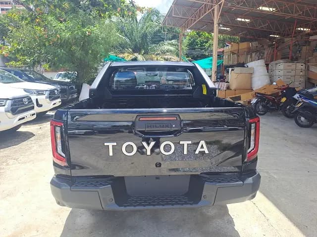 TOYOTA HILUX TRUCK thumbnail 3