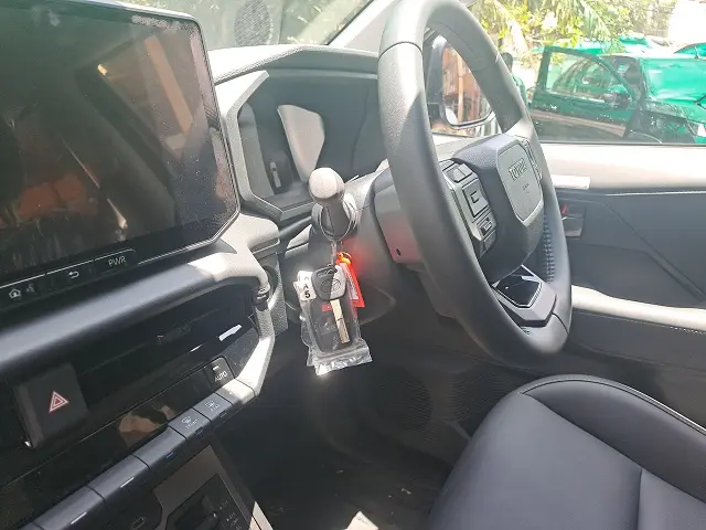 TOYOTA HILUX TRAVO thumbnail 5