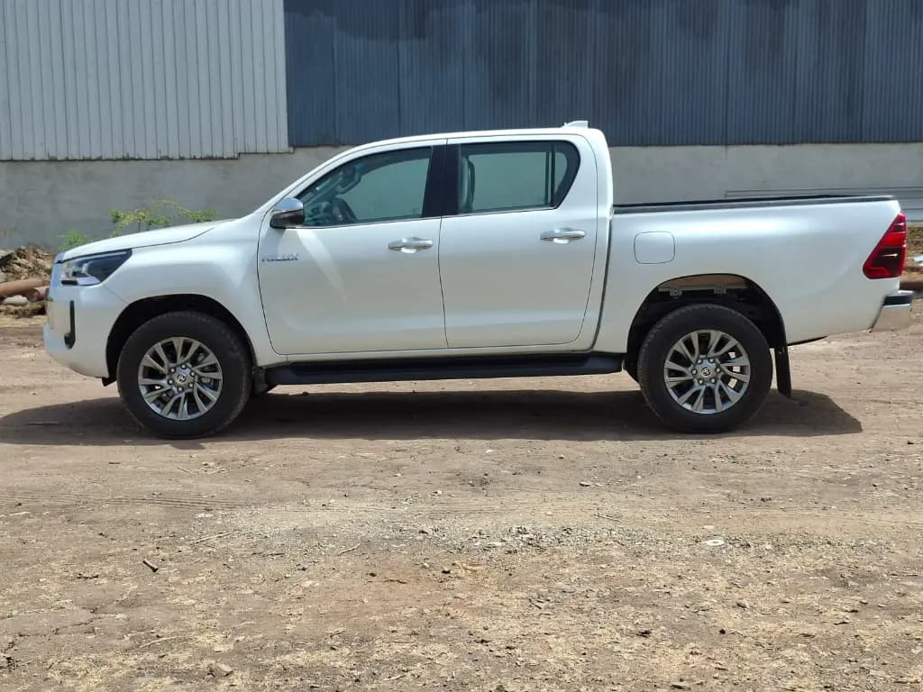 TOYOTA HILUX thumbnail 5