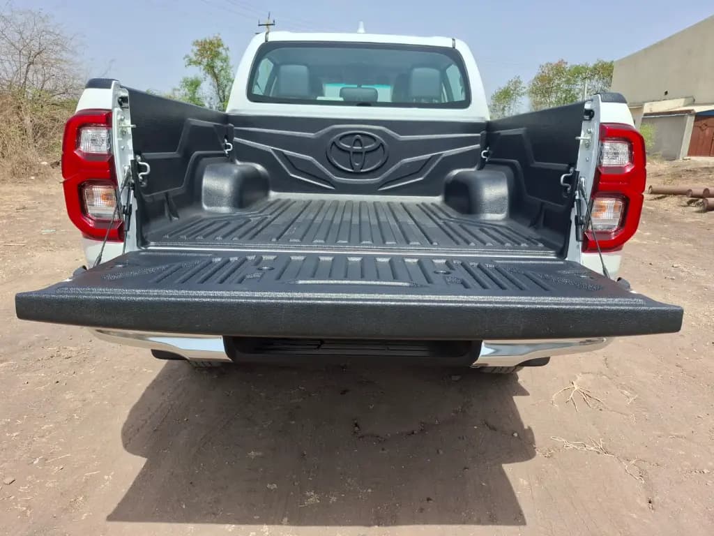 TOYOTA HILUX thumbnail 7