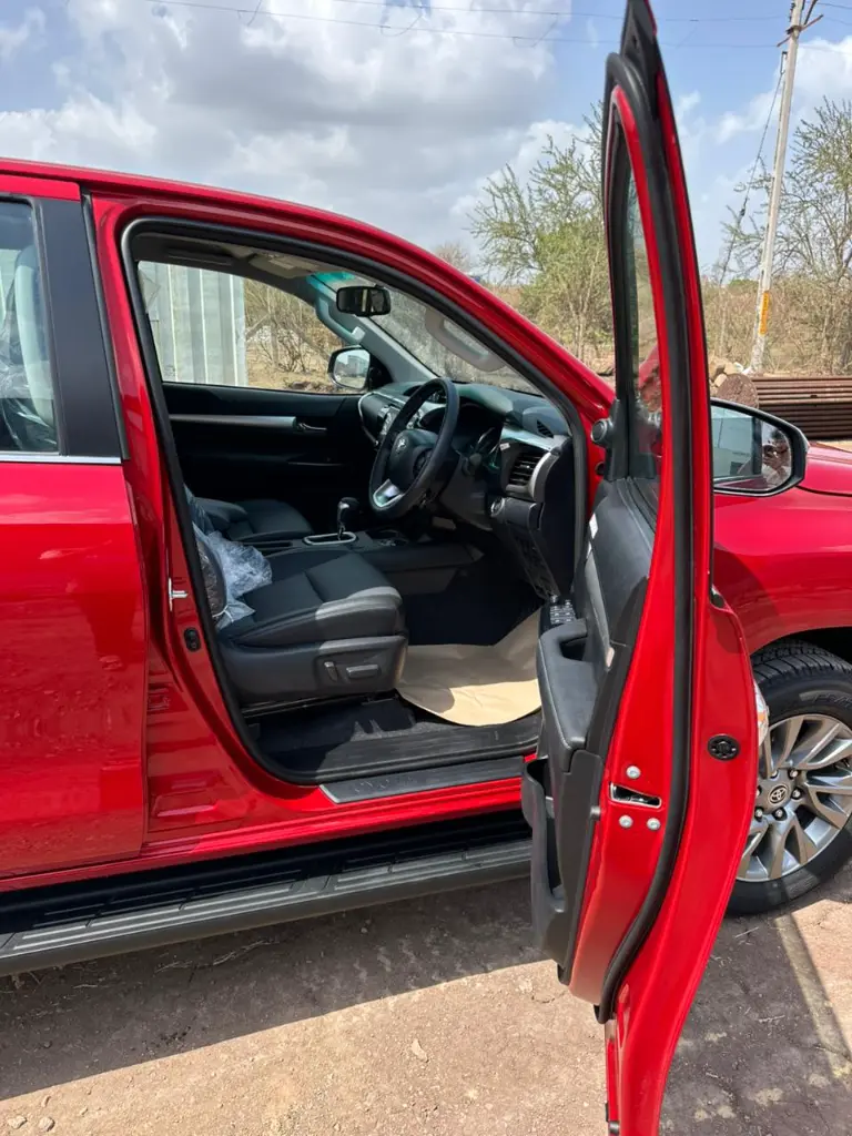 TOYOTA HILUX thumbnail 8
