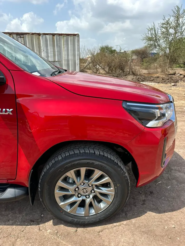 TOYOTA HILUX thumbnail 3