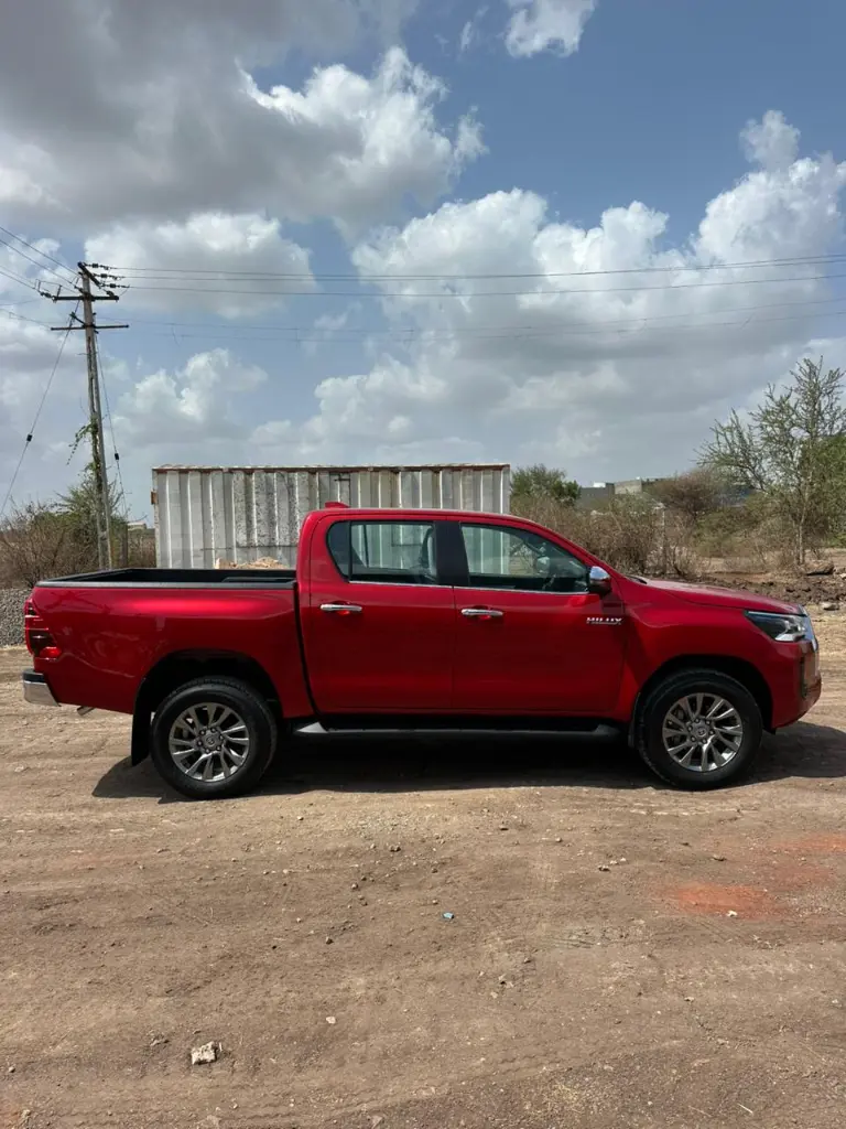TOYOTA HILUX thumbnail 5