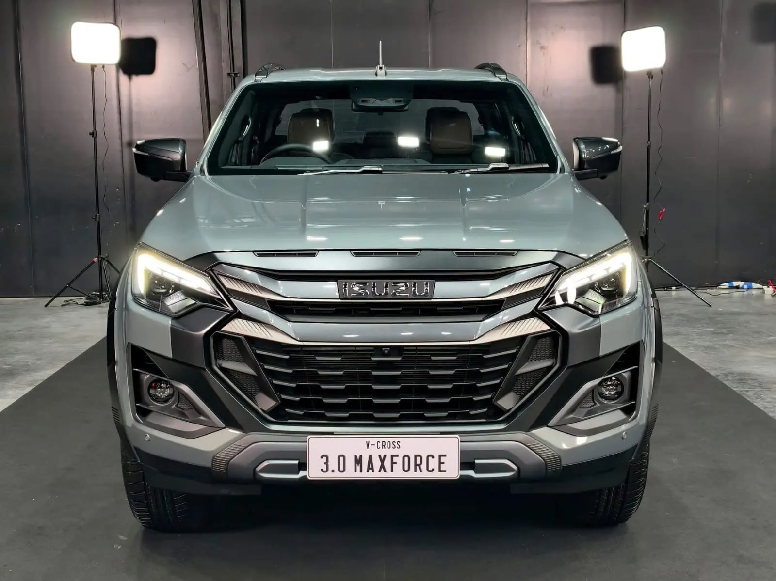ISUZU D-MAX view 1