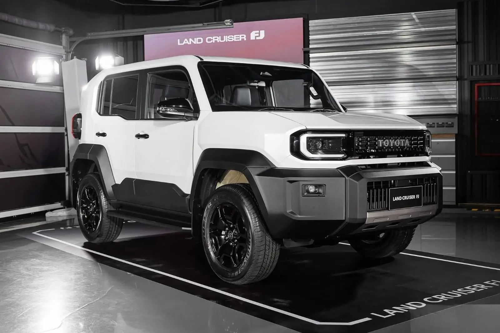 TOYOTA LAND CRUISER FJ view 1