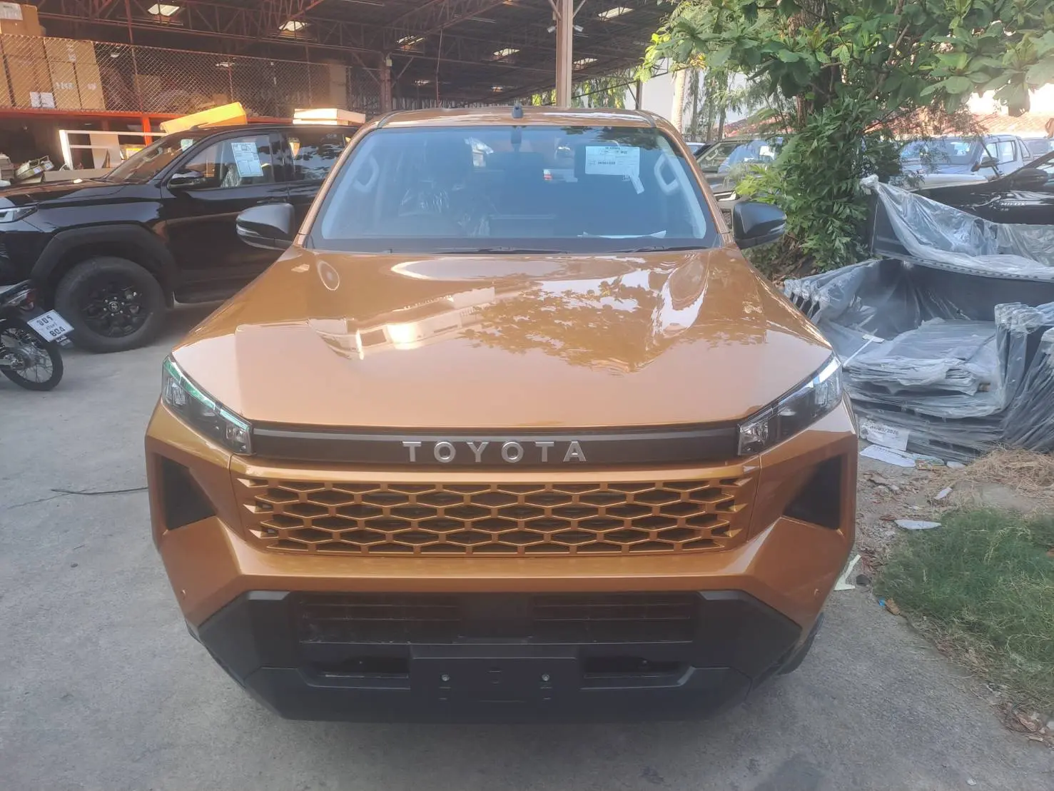 TOYOTA HILUX TRAVO view 1